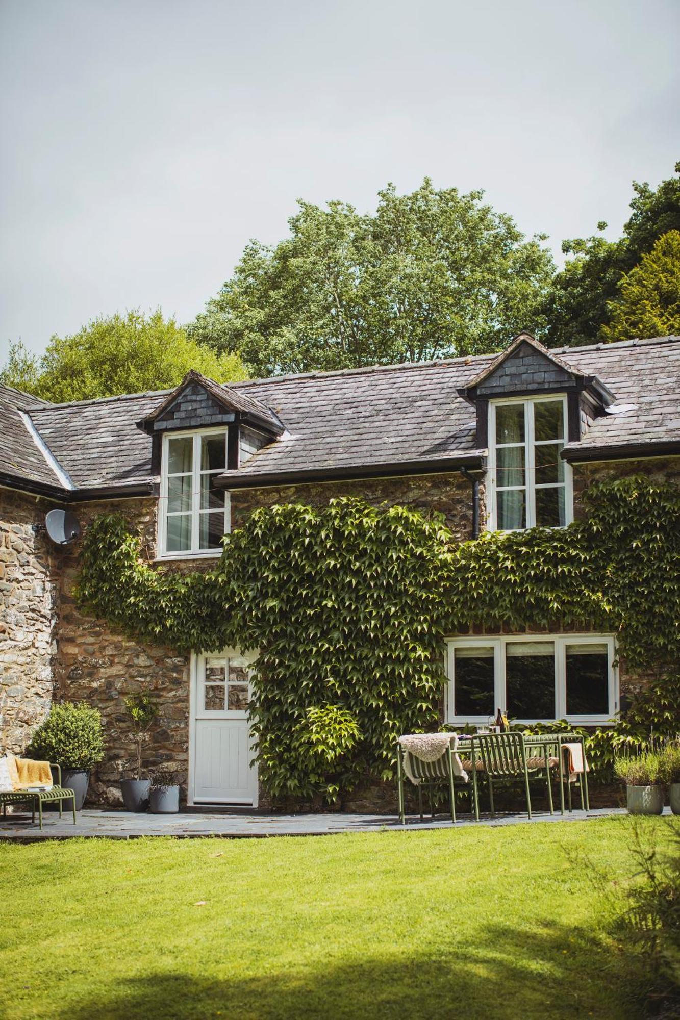 River Cottage, A Luxurious And Cosy Riverside Cottage For Two Уэлшпул Экстерьер фото