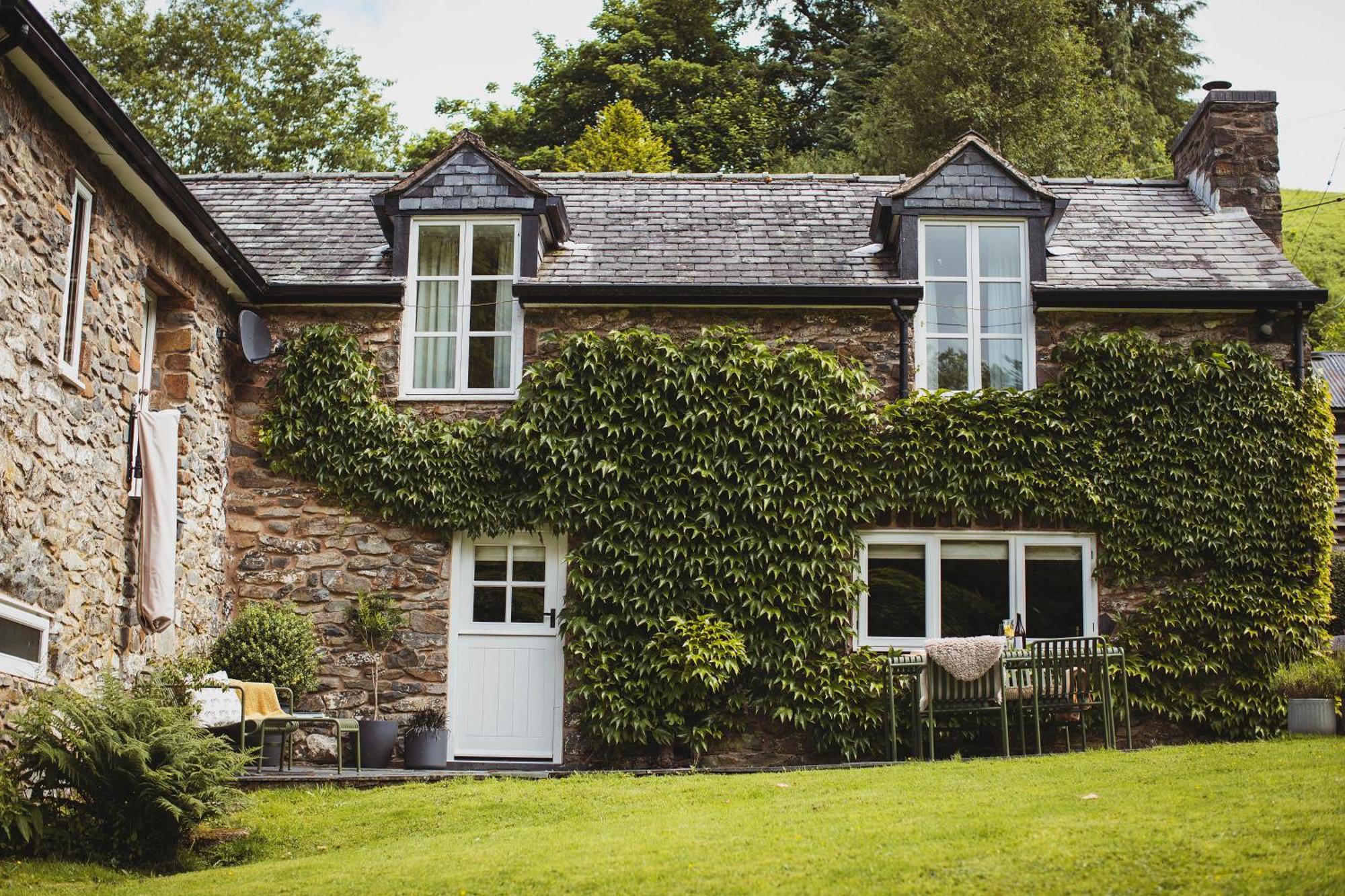 River Cottage, A Luxurious And Cosy Riverside Cottage For Two Уэлшпул Экстерьер фото